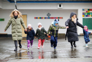 Kita - Kinder beim Spielen im Regen_012