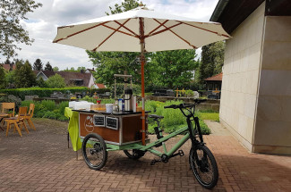 Fahrrad mit Kaffee und Sitzgelegenheit