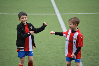 Zwei Jungen auf dem Fußballplatz